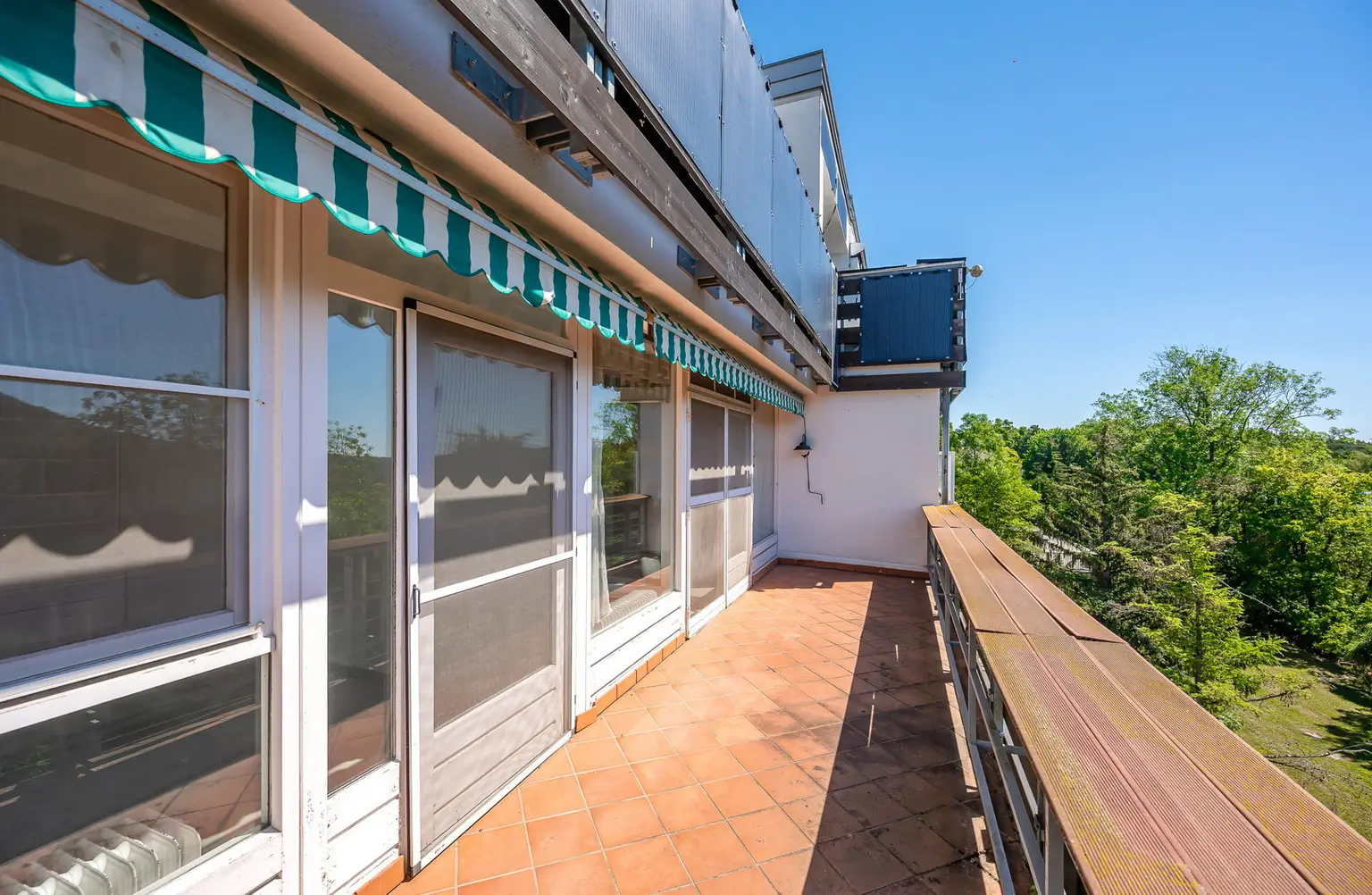 Balkon mit Grünblick