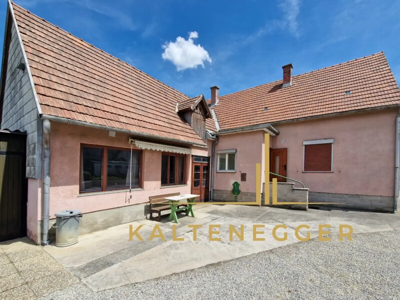 Haus mit ehemaligen Heurigenlokal, rechts Haupthaus