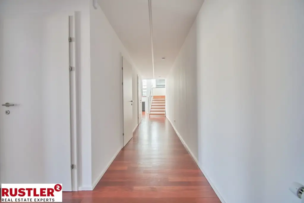 TRAUMHAFTE DG-WOHNUNG MIT BLICK AUF DIE KARLSKIRCHE!