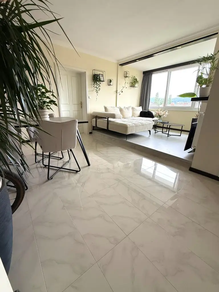 Traumhafte 2-Zimmer-Wohnung mit Penthouse-Flair und Weitblick durch den Wintergarten