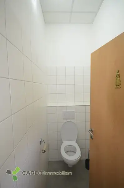 Geschäftslokal mit ca. 100 m² in branchenfreier Nutzung – großer Verkaufsraum, Büro/Personalbereich & eigene Parkplätze