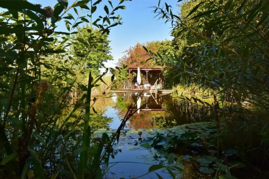 Exklusives Traum-Anwesen mit Naturteich und Gästehaus