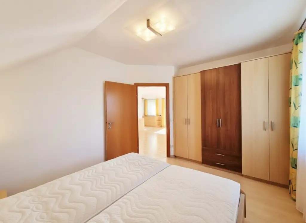 Naturnahes Wohnen mit exklusivem Extra: Schwimmteich in der Anlage