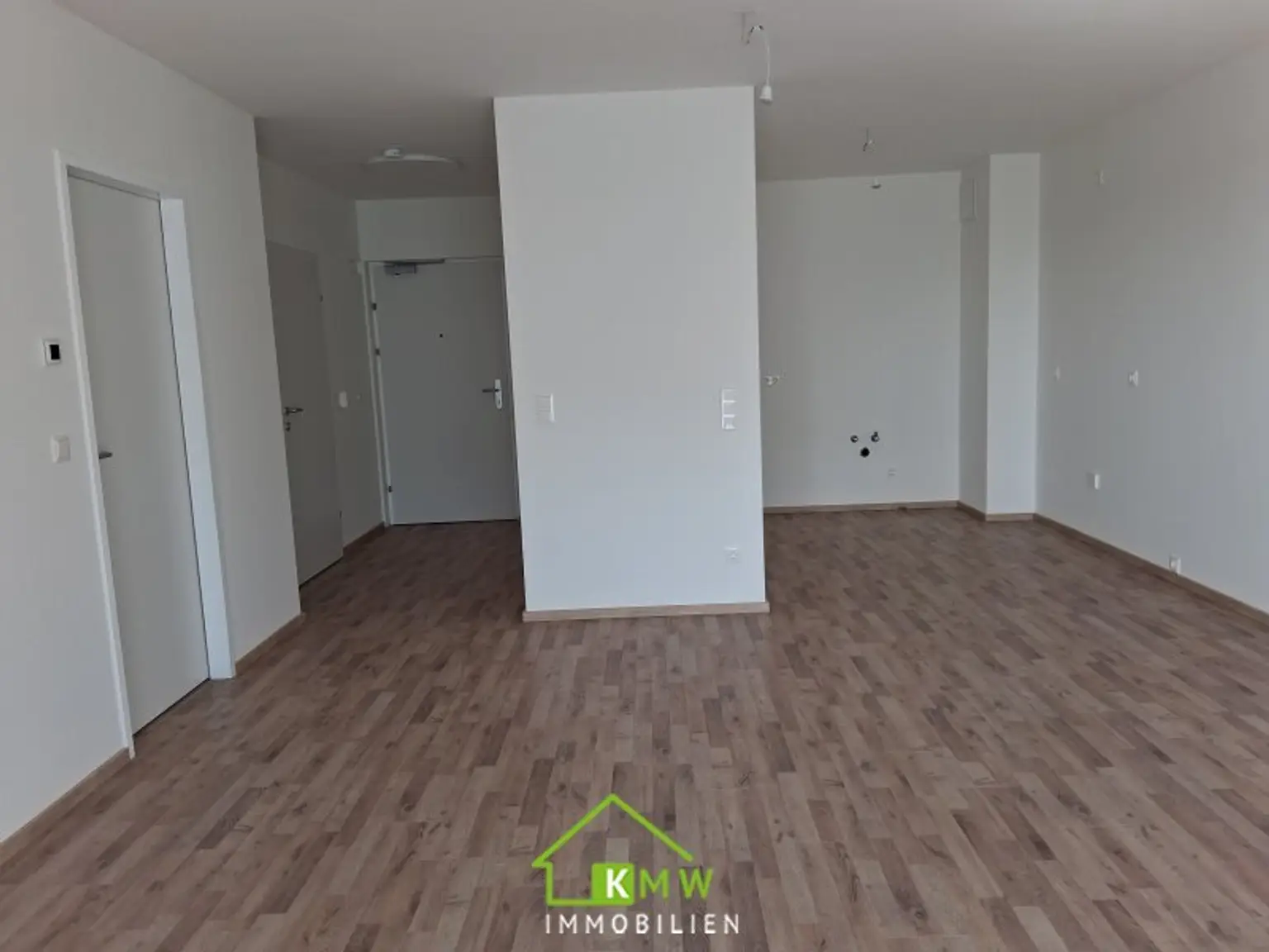 Erstbezug - Lichtdurchflutete 2 Zimmer Neubauwohnung mit Fernblick, Balkon & Tiefgaragenplatz