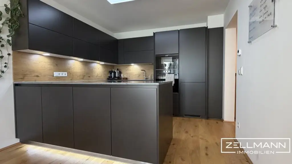 „Modernes Wohnerlebnis mit Stil – Gartenwohnung mit außergewöhnlicher Küche und luxuriösem Bad“ | ZELLMANN IMMOBILIEN