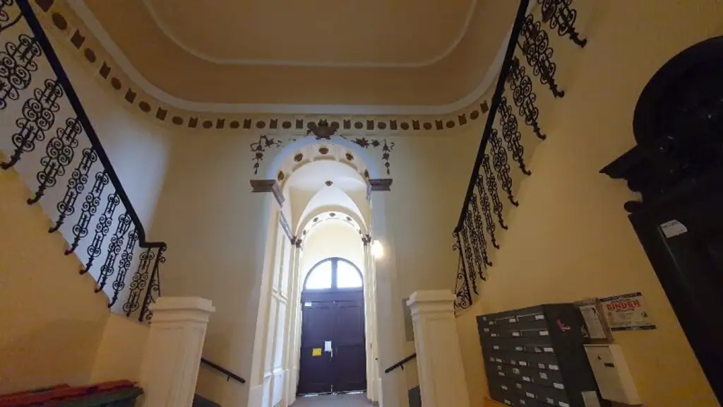 Toplage! Unbefristete Hauptmiete, 83 m2, 2 große Zimmer, extra Küche, schönes Stilhaus! Sofortbezug!