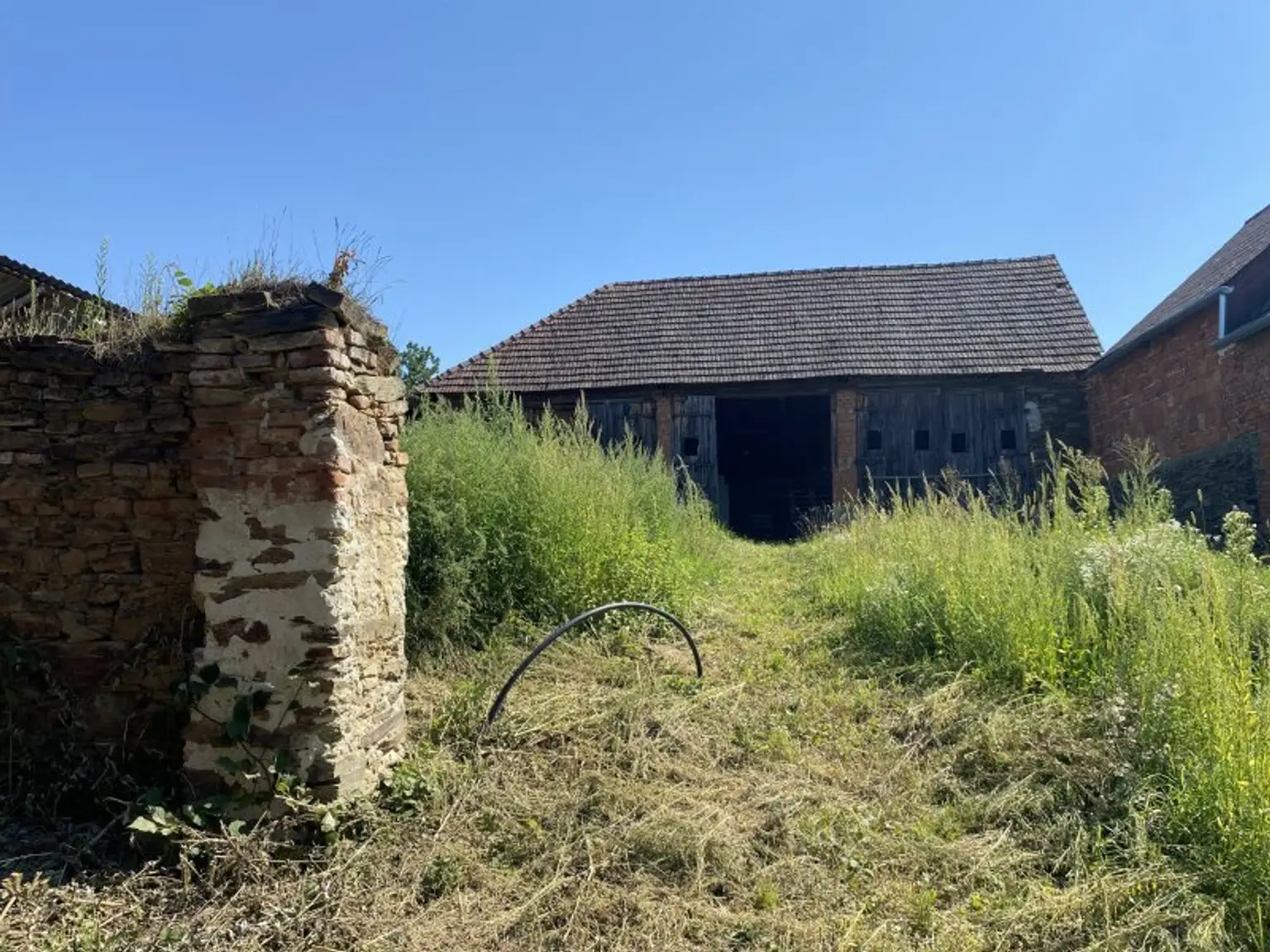 Sanierungsbedürftiger Streckhof mit großem Stadel
