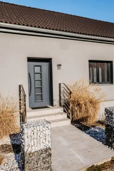 Verträumtes Bauernhaus neu adaptiert (2013) mit Toreinfahrt, Pool, Stadel und Schuppen