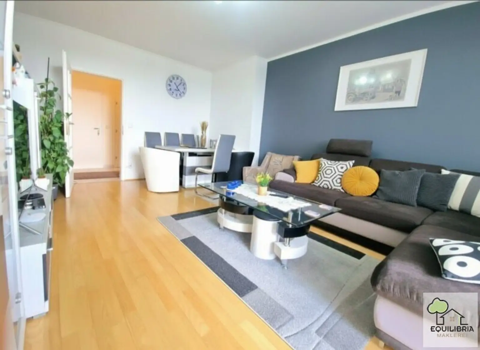 HELLE 3-ZIMMER-WOHNUNG (77m²) MIT LOGGIA UND FERNBLICK