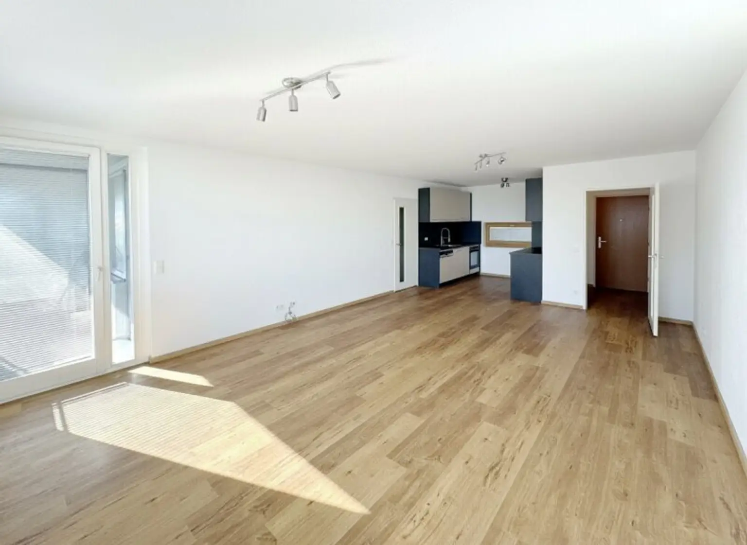 Traumlage bei der UNO-City – moderne Wohnung mit Loggia