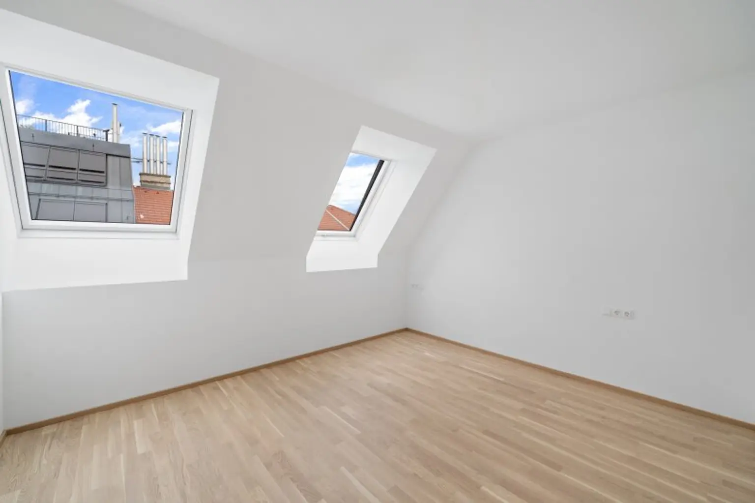 4-Zimmer-Dachgeschosswohnung (Massivbauweise) mit Terrassen in generalsaniertem Altbau
