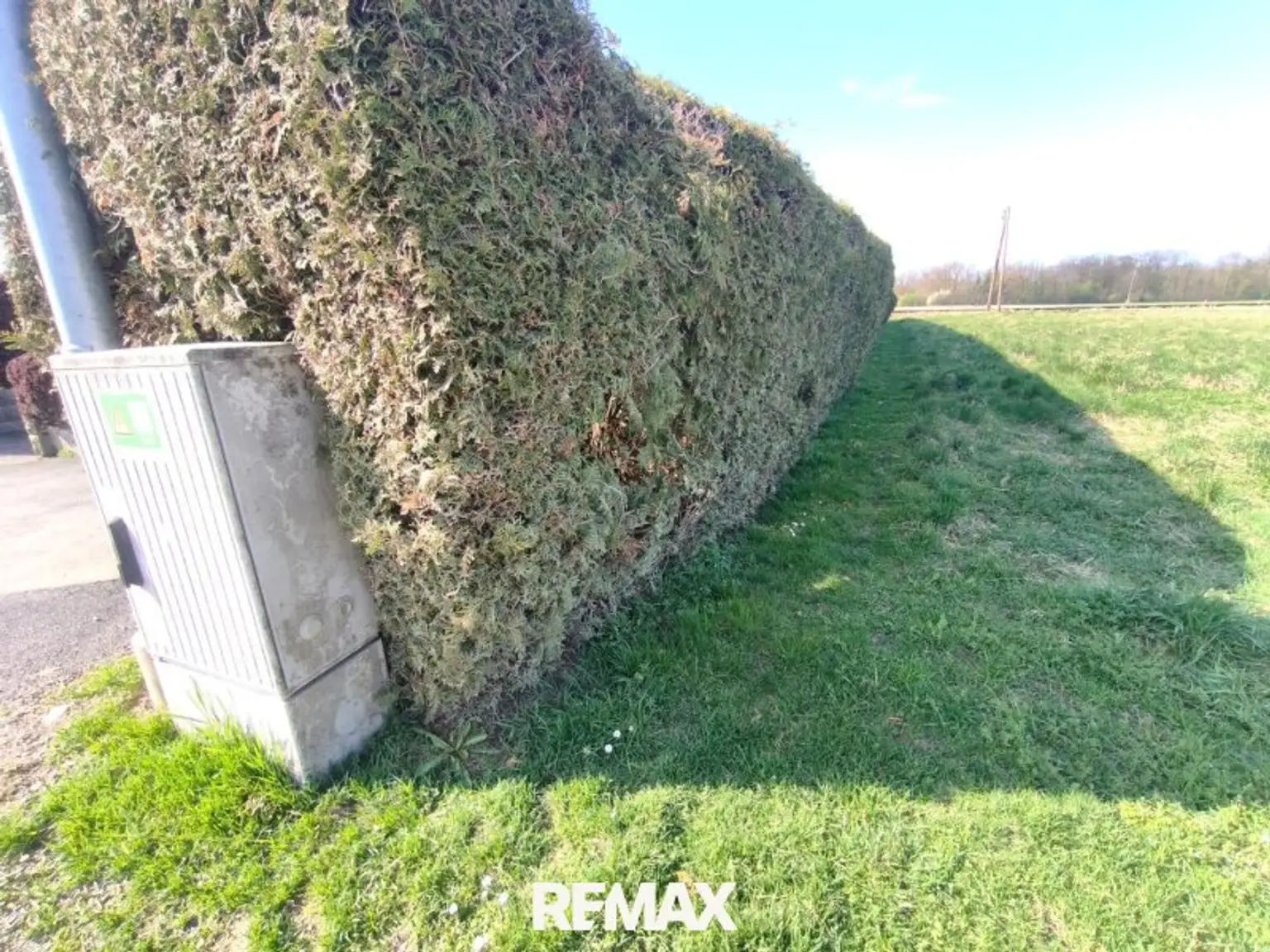 Stromverteiler an Grundgrenze