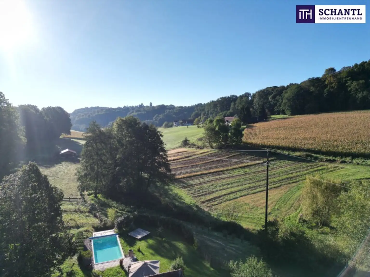 SENSATIONELLES JUWEL! Exklusiver Vierkanthof im Thermenland Steiermark – Wohnen, Reiten & Leben mit Pool und Natur!