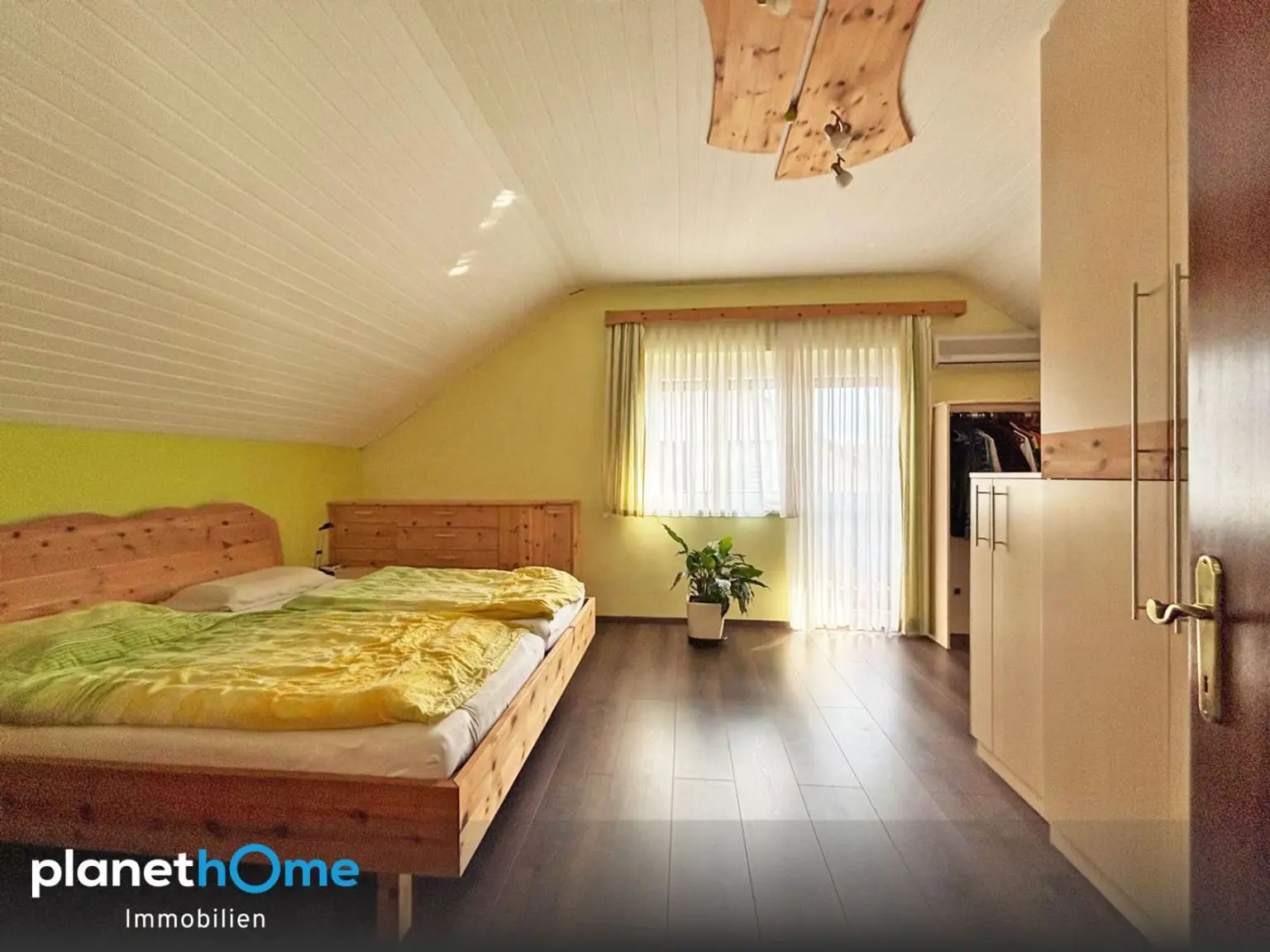 Schlafzimmer DG