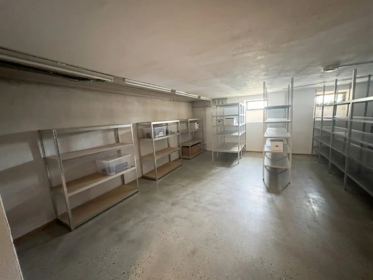 großer Lagerraum im trockenen Keller