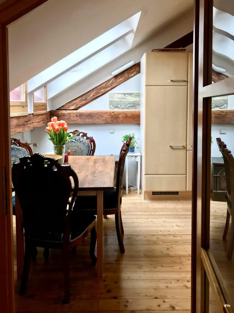 Charmante 3-Zimmer-Dachgeschosswohnung mit Lift am Opernring – Urbanes Wohnen im Herzen von Graz