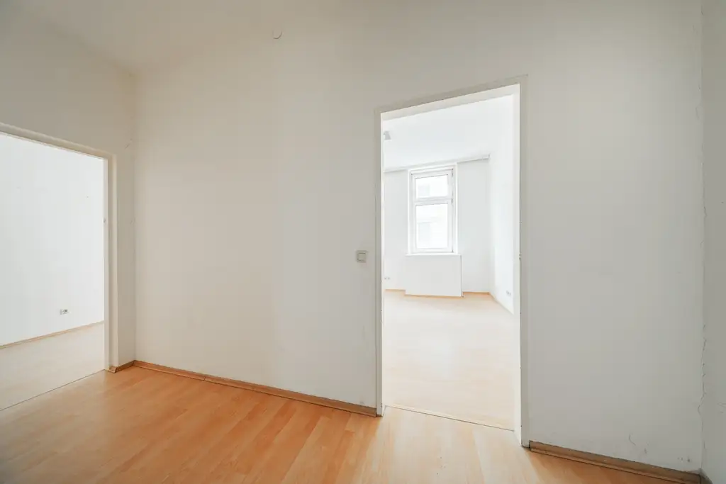 Charmante Altbauwohnung mit zwei Zimmern in sanierungsbedürftigem Zustand-in lebendiger Umgebung