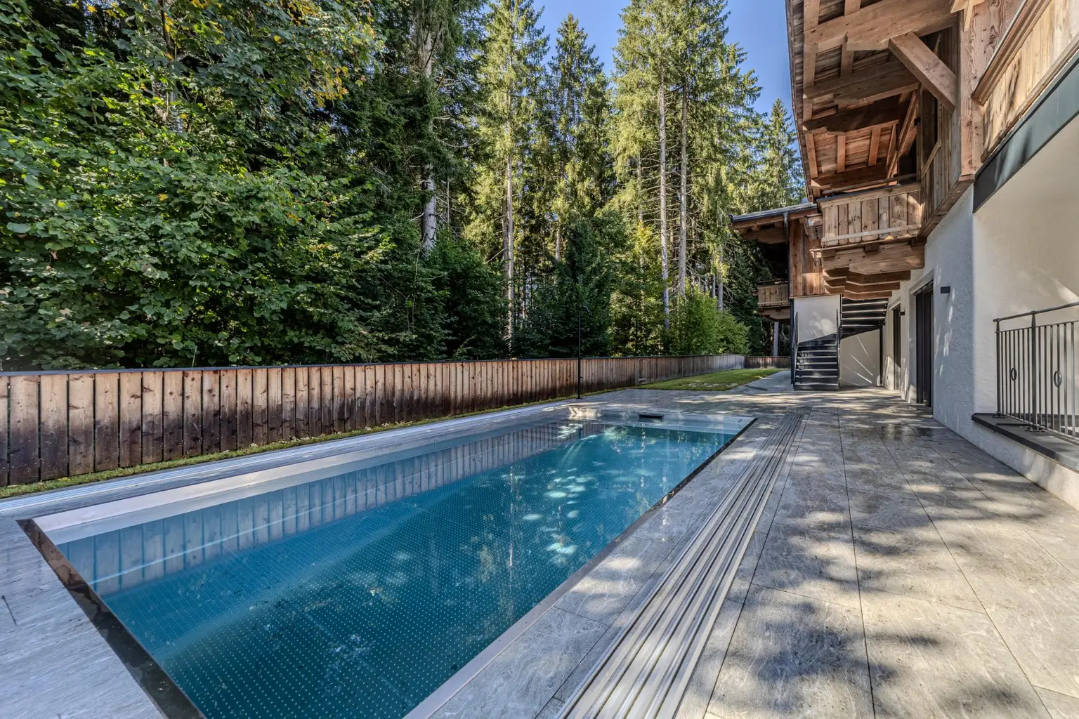 Exklusives Doppelhaus mit Gewerbefläche und Outdoor-Pool in sehr ruhiger Lage
