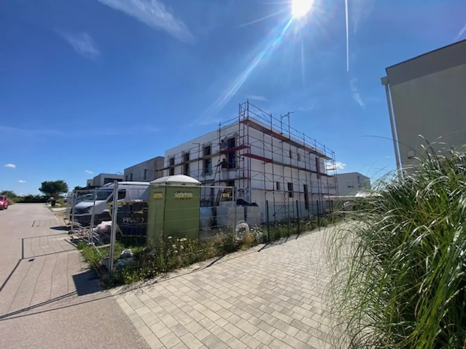 Moderne Doppelhaushälfte in Parndorf: Erstbezug mit Garten und Terrasse!