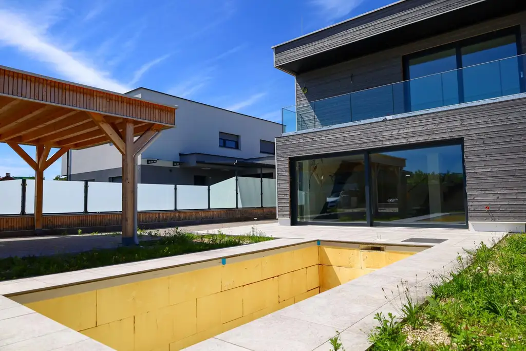 Modernes Wohnen auf höchstem Niveau: Erstbezug mit Smart Home, Salzwasserpool & 149 m² Wohnfläche in Wels-West