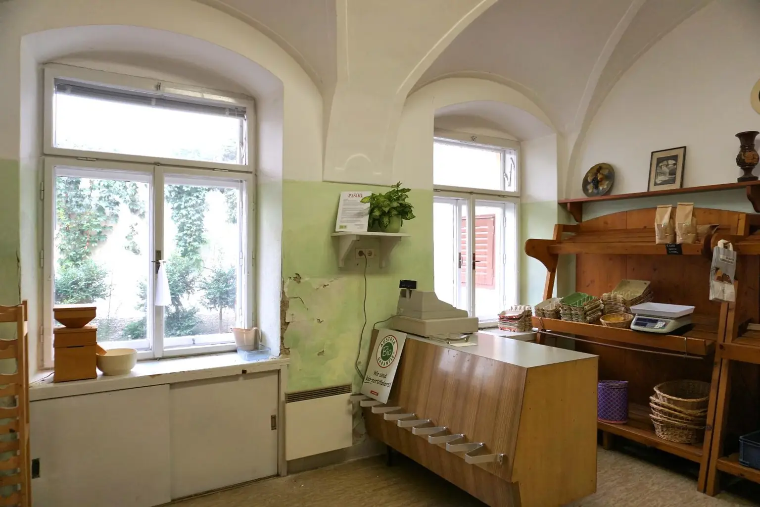 Ladenlokal mit großzügigen Arbeitsräumen und Kühlhäusern auf ca. 100m2