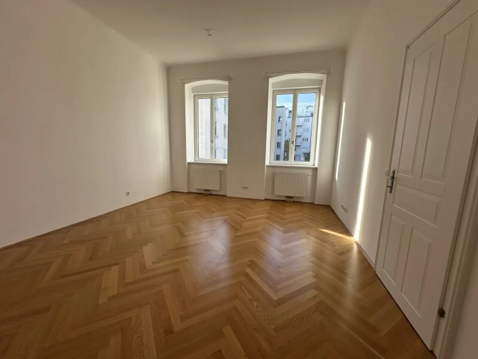 AKH-NÄHE, LAZARETTGASSE, sonnige 68 m2 Altbau, 2 Zimmer, Wohnküche, Wannenbad, Parketten, SAT/TV, 3. Liftstock, MED-UNI-Wien