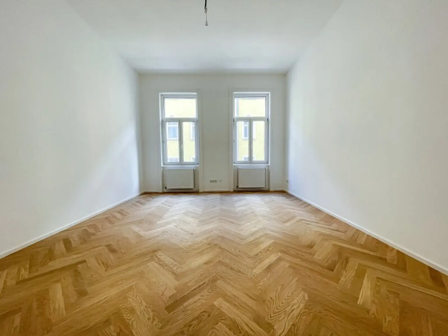 NÄHE NESTROYPLATZ: wunderschön sanierte 2-Zimmer-Altbauwohnung mit südseitigem Balkon