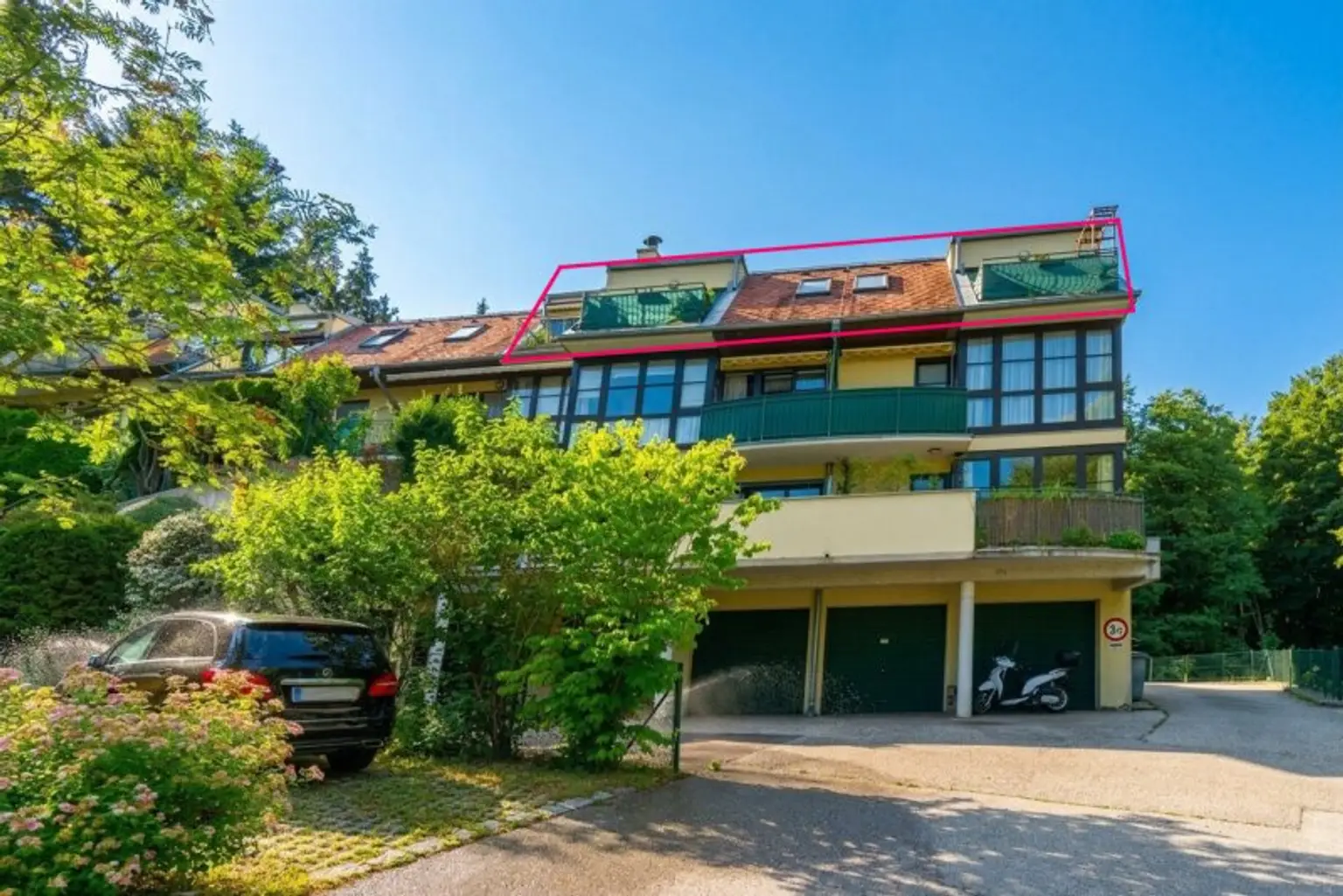 südostseitige Hausansicht mit Garagen