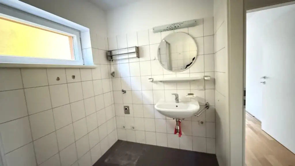 Nahe Schönbrunn: 2-Zimmer-Wohnung mit Balkon und Wintergarten, sowie ein opt. Stellplatz!