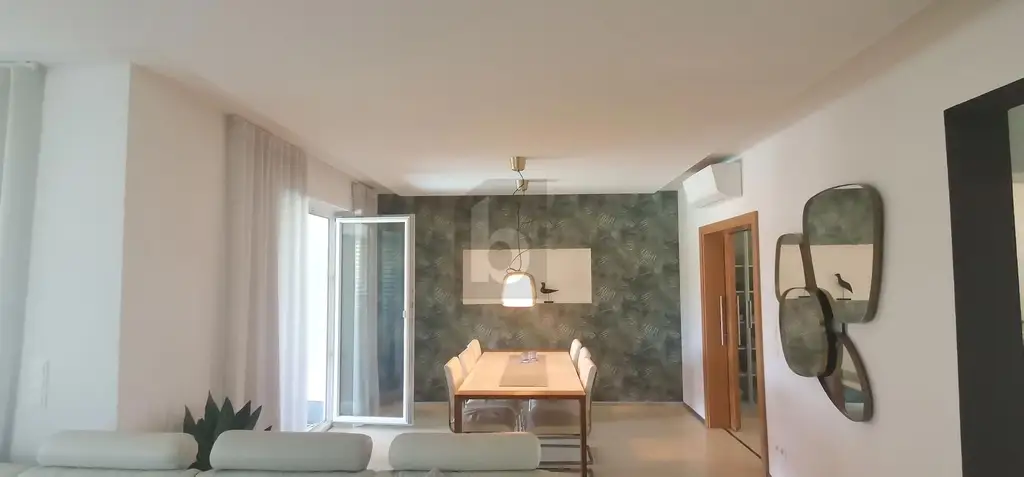 MODERNE ELEGANZ - GROSSZÜGIGER FAMILIENHIT MIT POOL UND POOLHAUS
