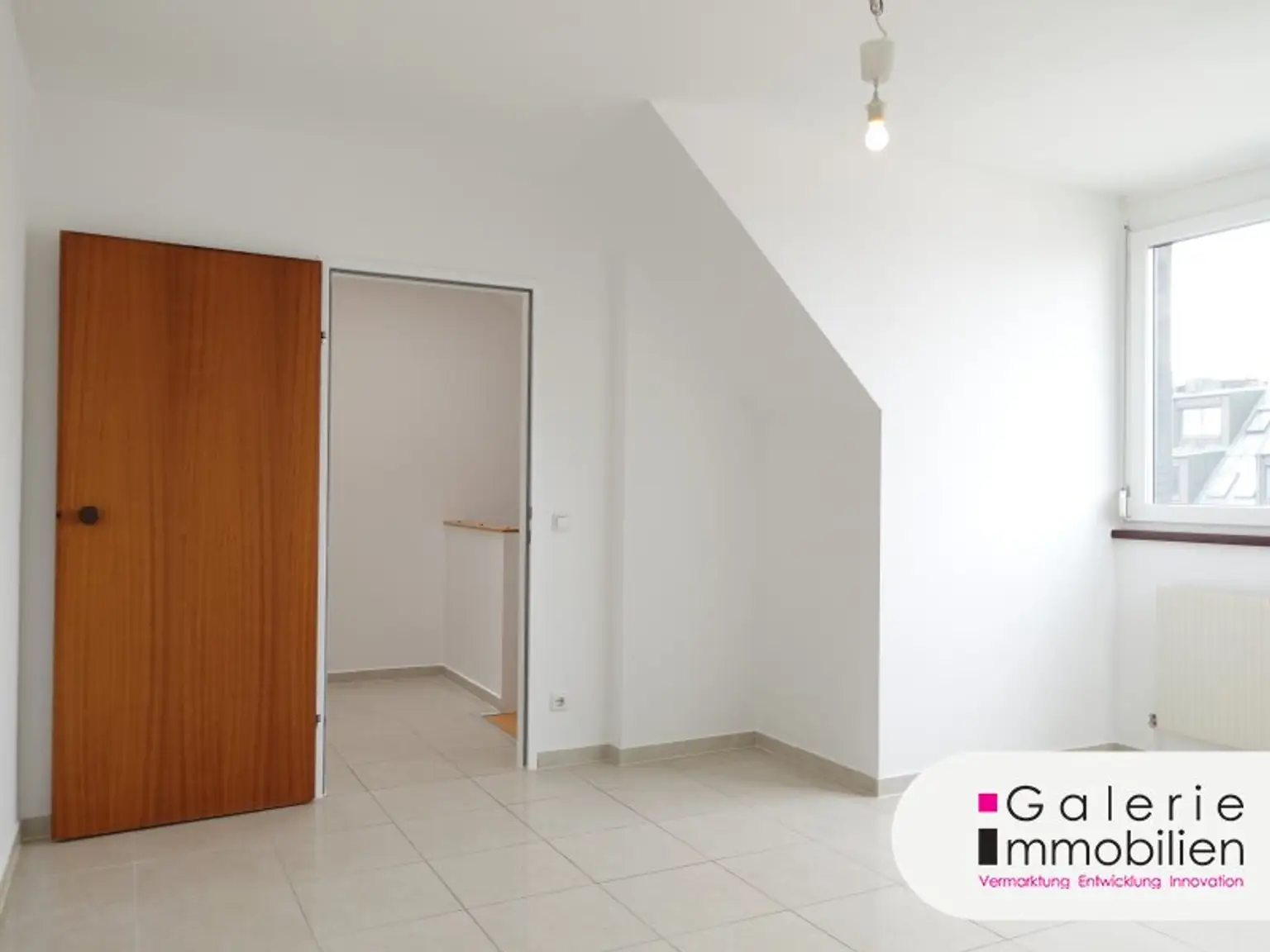 VIDEO: Sehr schöne 4-Zimmer-Maisonette, 3er-WG-geeignet, mit Fernblick und Garage!