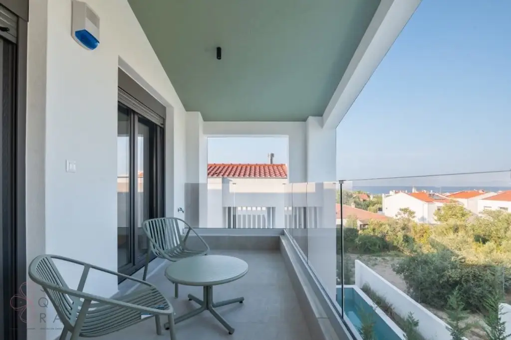 Exklusive Neubau-Maisonette in Polihrono – Drei Etagen moderner Luxus am Meer