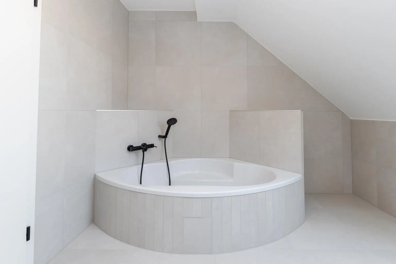 Badezimmer (DG)