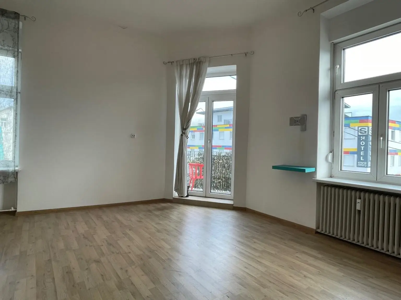 Wohnung mit Balkon und Abstellplatz, an der Hauptstrasse, 2 Zimmer + Küche