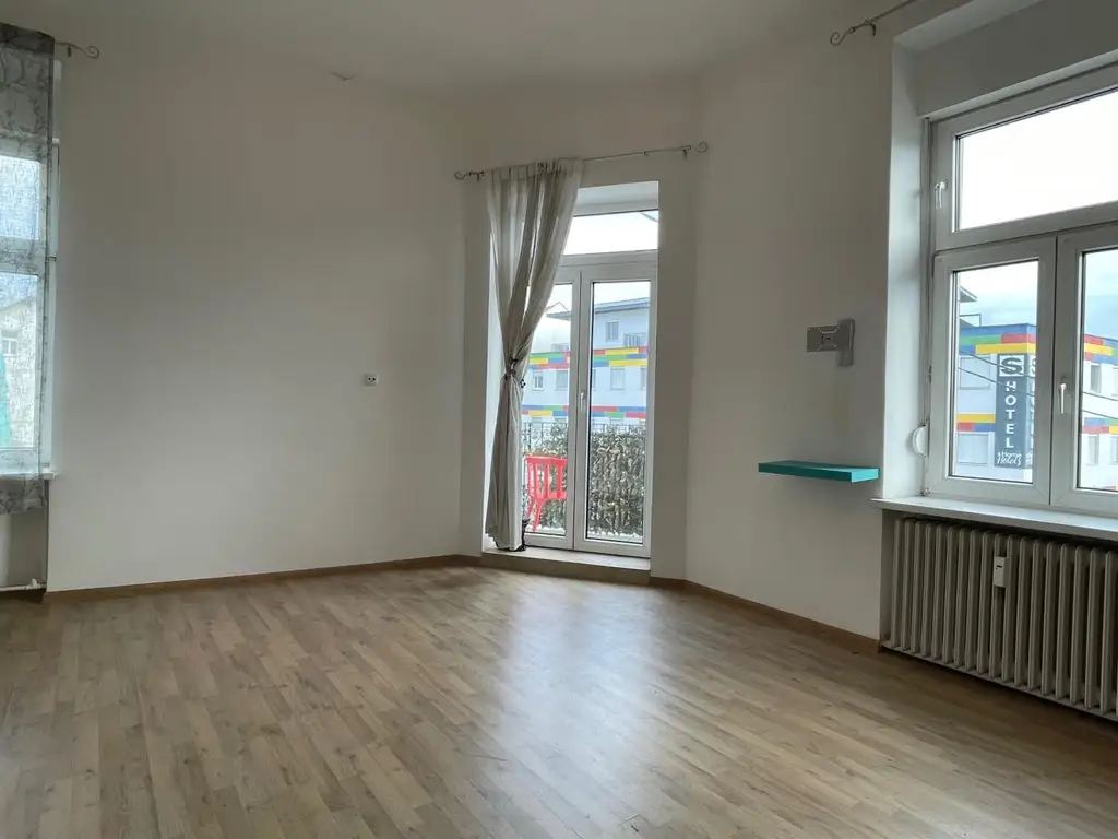 Wohnung mit Balkon und Abstellplatz, an der Hauptstrasse, 2 Zimmer + Küche