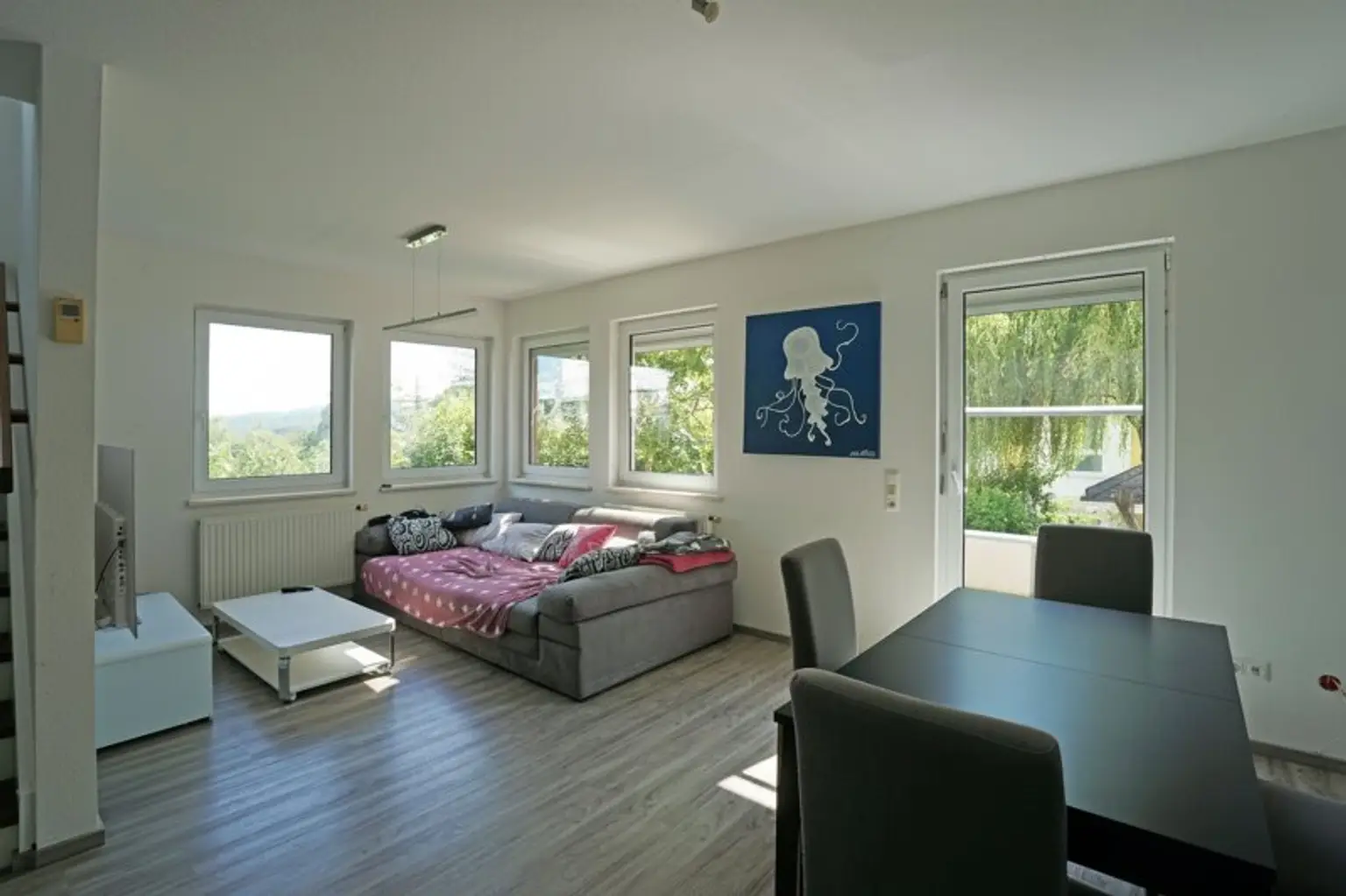 Wohnzimmer mit Ausgang auf Terrasse