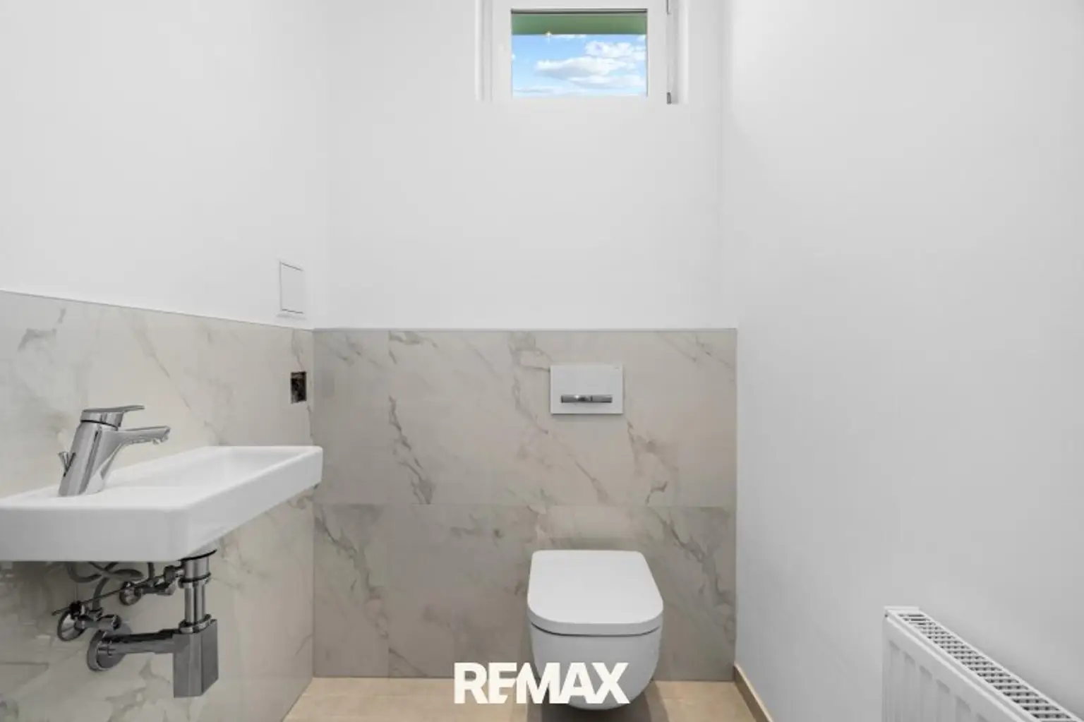 Toilette mit Handwaschbecken