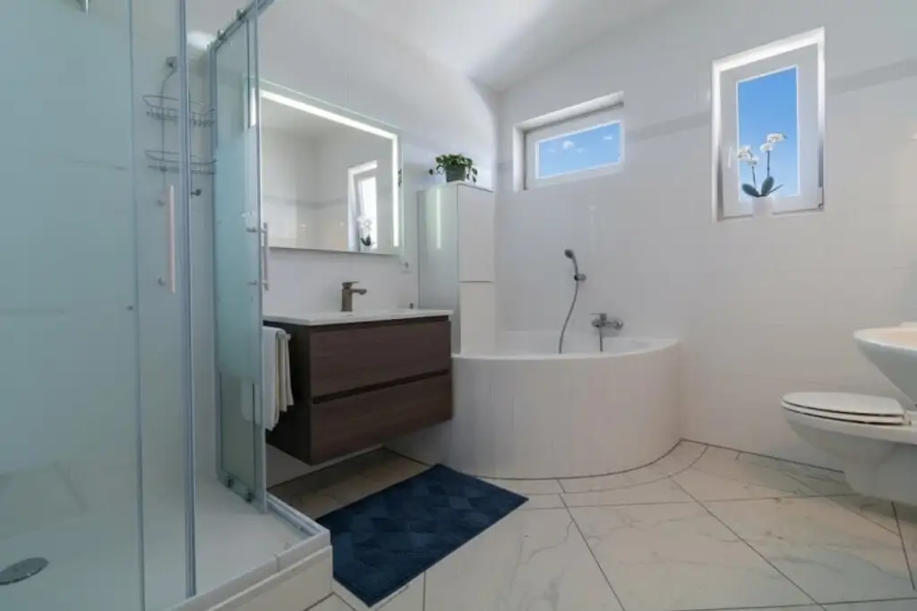 NEU & EXKLUSIV: Ihr Traumhaus in Seyring – Erstbezug mit Gartenparadies & 6 Zimmern! * 👉 Jetzt besichtigen & verlieben