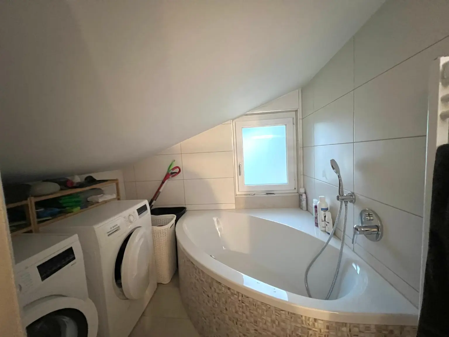 Badezimmer mit Badewanne