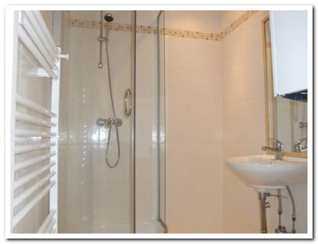 PRIVATVERKAUF: 1190 Wien/bei Nussdorf, Donauinsel: Entzückende Garconniere im 3. Stock mit Balkon
