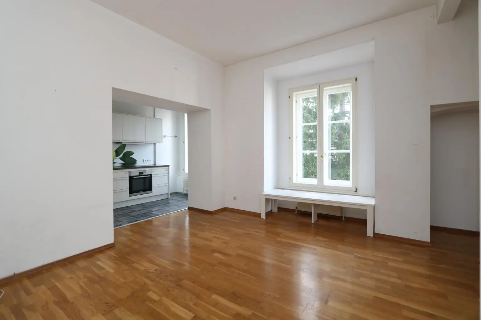 Wohnen im Schloss - 4 Zi. Wohnung mit historischem Flair in ansprechender Lage!