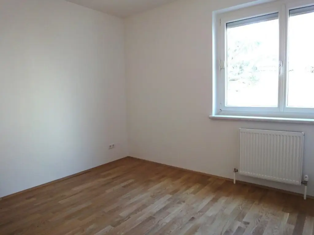 Baumeistergasse: Zwei Zimmer (zenral begehbar) mit Balkon!