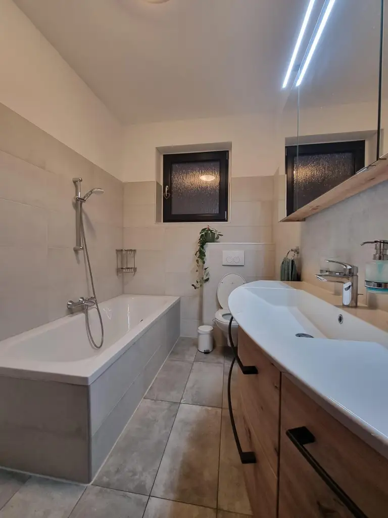 LIEBEVOLLER BUNGALOW MIT GEPFLEGTEM GARTEN IN TRAUMHAFTER RUHELAGE