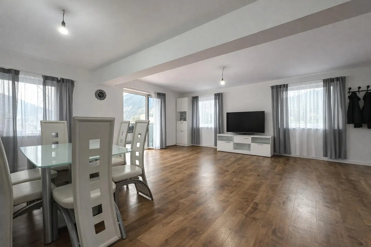 Wohnung - Wohn-, Koch- und Essbereich