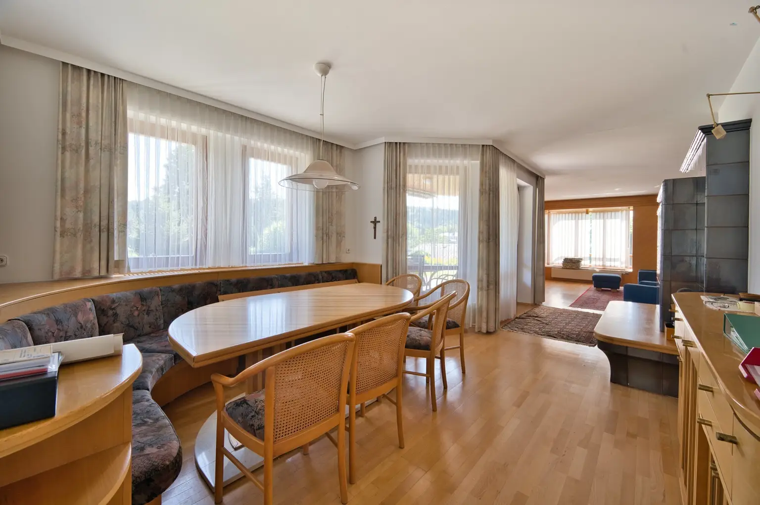 Exklusivität und Privatsphäre pur auf 2.610 m2 Grundfläche! Von der Terrasse in den Schwimmteich.