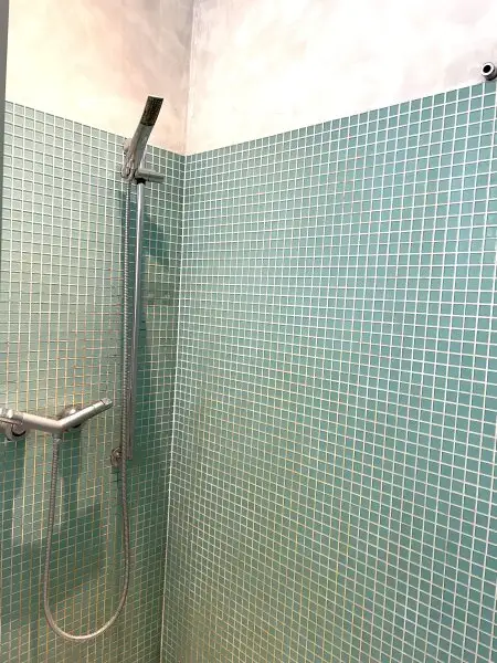 Altbau-Flair mit Balkon -   2-Zimmer Wohnung  - in Naschmarktnähe!