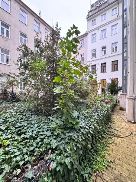 Renovierungsbedürftige Zwei-Zimmer-Wohnung im Erdgeschoss mit Garten, Nähe U3 Hütteldorfer Straße!