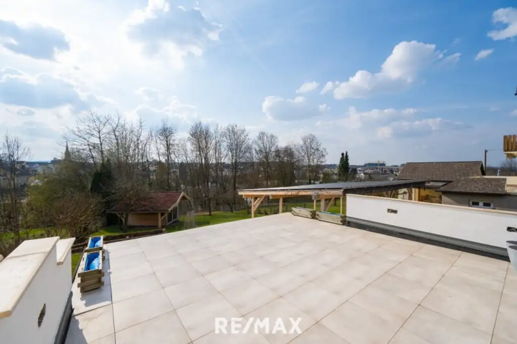 Voll unterkellertes Zweifamilienhaus mit Garten, Carport & Garage in sonniger Zentrumslage von Bad Hall!