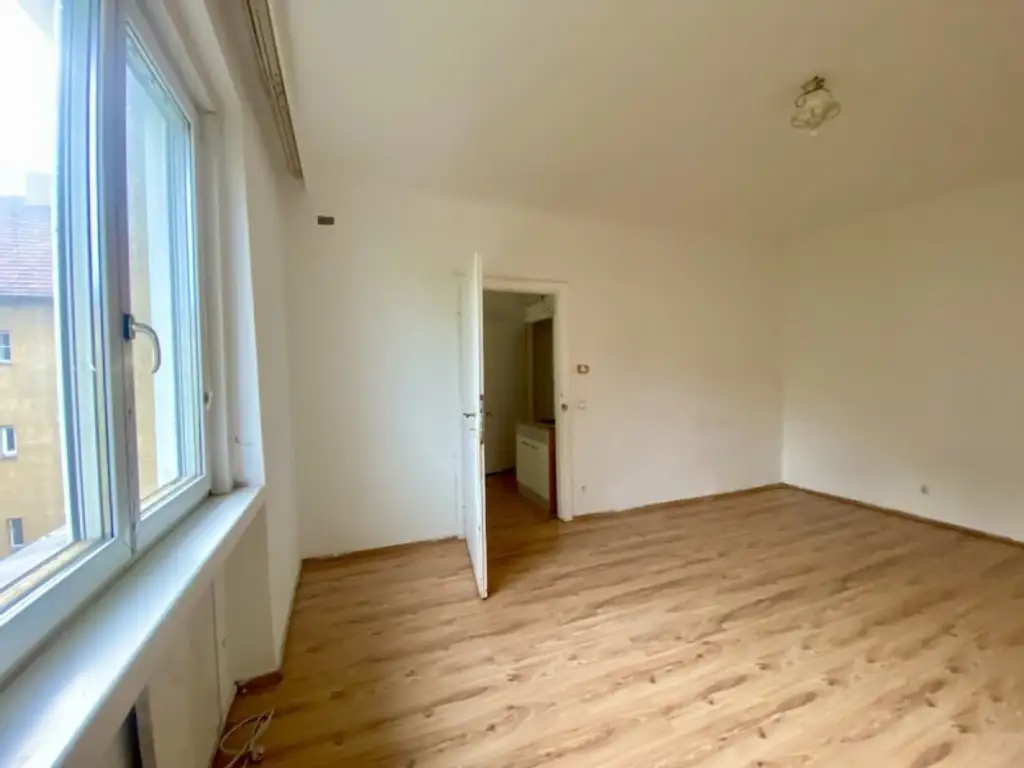 2 Zimmer-Wohnung ZUM SANIEREN, BLICK ins GRÜNE!