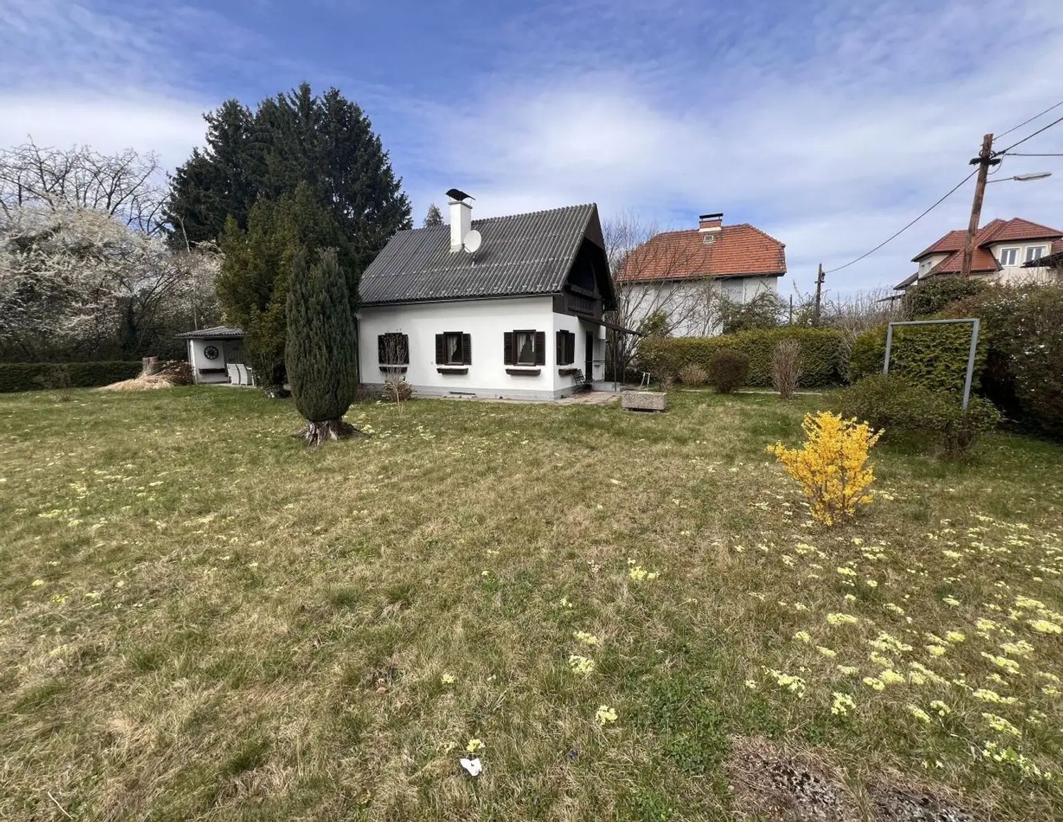 Renovierungsbedürftiges Haus mit schönem sonnigen Grundstück/ Toplage